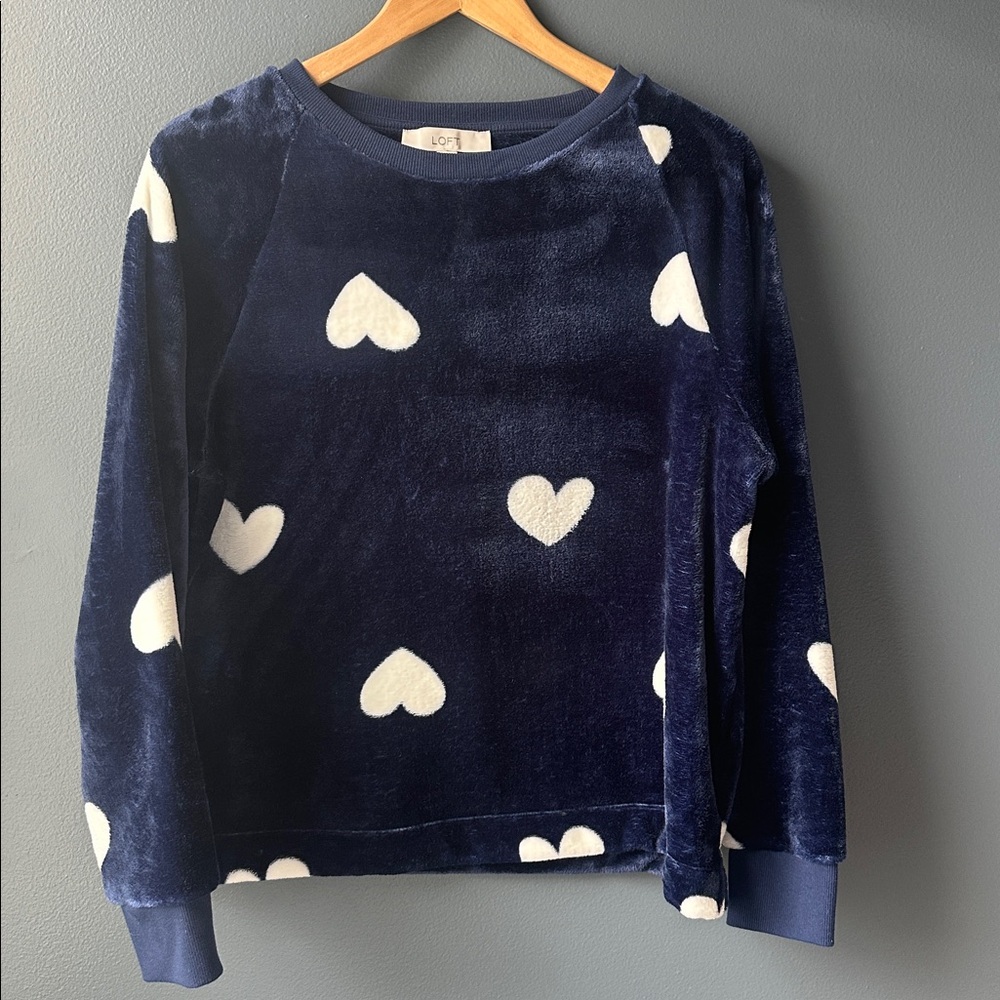 🤍 LOFT crewneck women’s sweatshirt navy blue with white hearts medium like new